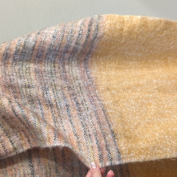 Unmade Copenhagen Sweater Blanket Scarf Wrap Fringe Acrylic Denmark - Picture 5 of 8